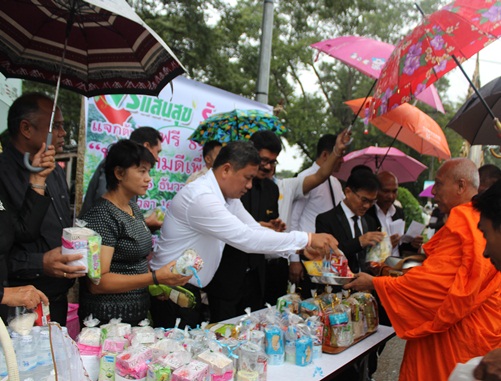 พิธีทำบุญตักบาตรเพื่อถวายเป็นพระราชกุกล <br> เนื่องในวันคล้ายวันพระราชสมภพ