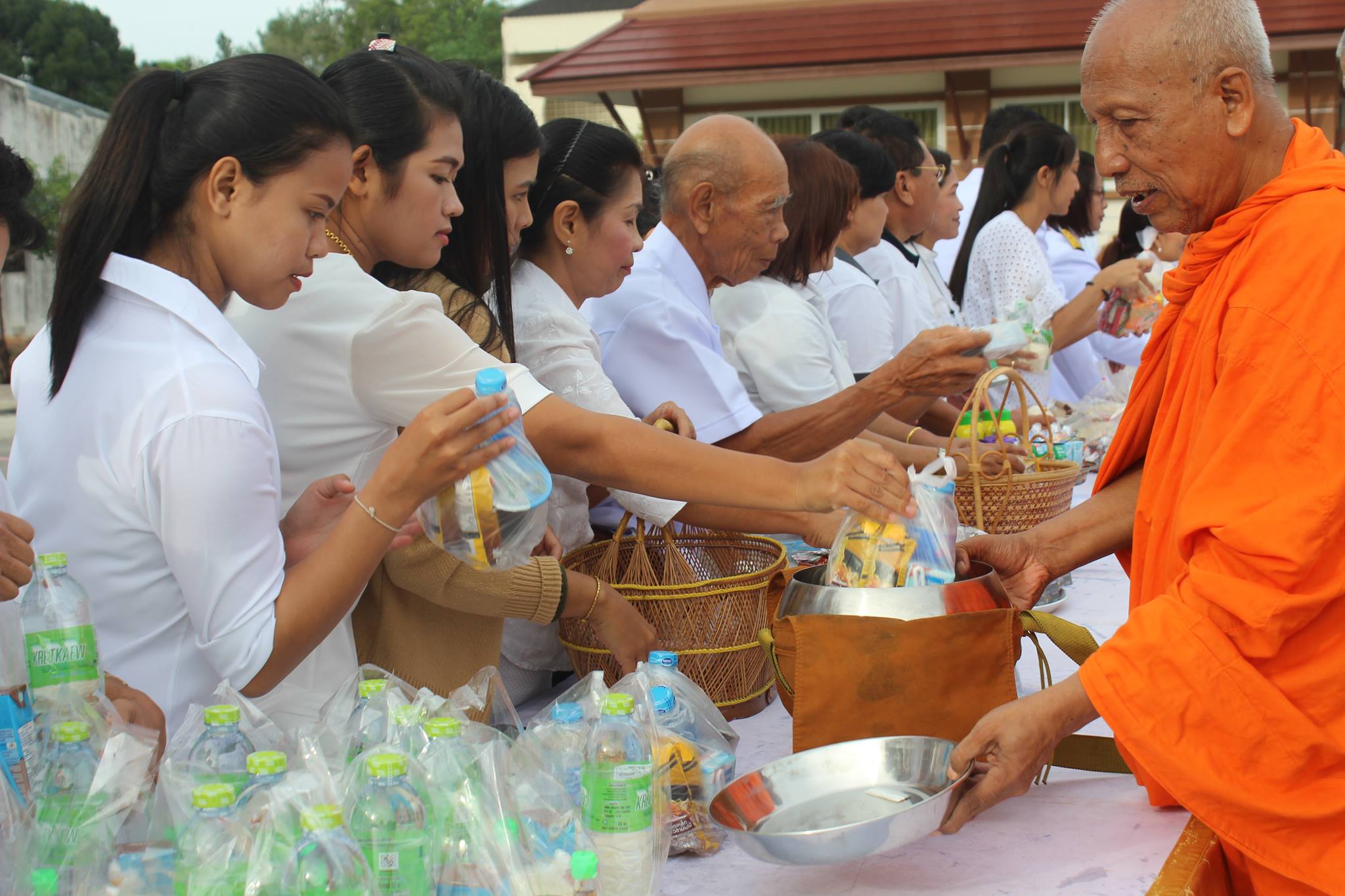 พิธีทำบุญตักบาตรถวายพระราชกุศล พระบาทสมเด็จพระปรมินทรมหาภูมิพลอดุลยเดชบรมนาถบพิตร และถวายพระพรชัยมงคลกับถวายพระราชกุศลสมเด็จพระนางเจ้าสิริกิติ์พระบรมราชินีนาถในรัชกาลที่ 9 และสมเด็จพระเจ้าอยู่หัวเนื่องในโอกาสวันเฉลิมพระชนมพรรษา 65 พรรษา