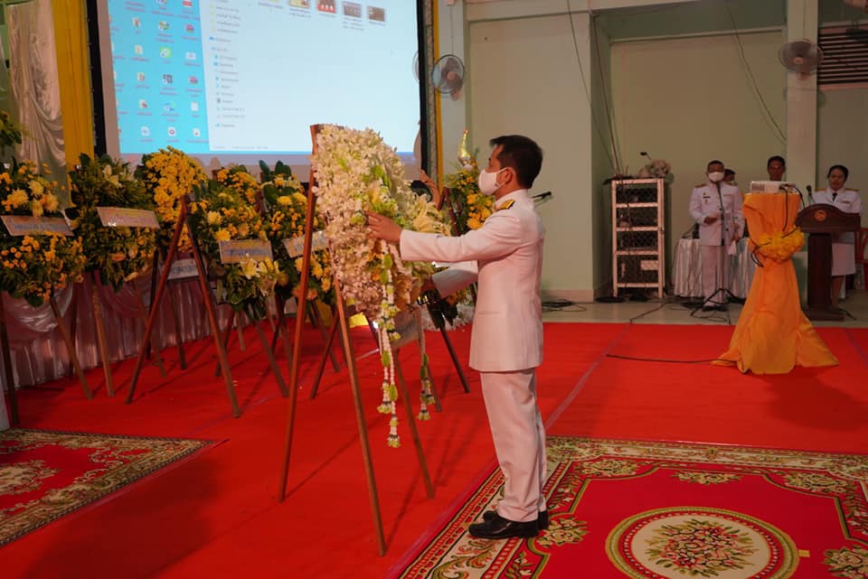 พิธีวางพวงมาลา พิธีถวายบังคม และพิธีจุดเทียนเพื่อน้อมรำลึกในพระมหากรุณาธิคุณฯ เวลา&#8203; 17.15&#8203;  น.&#8203; ณ หอประชุมอำเภอบ้านนาเดิม จังหวัดสุราษฎร์ธานี